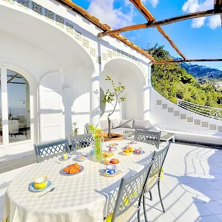 Sleeps 6 With Pool And Air Con