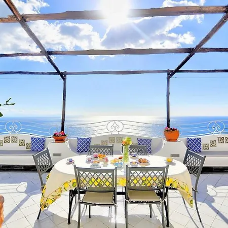 Sleeps 6 With Pool And Air Con Villa Praiano