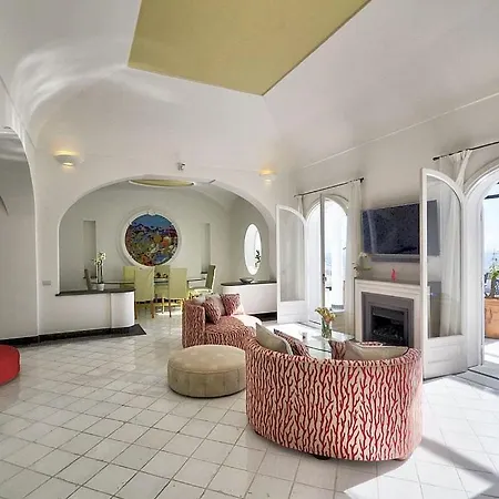 Sleeps 6 With Pool And Air Con
