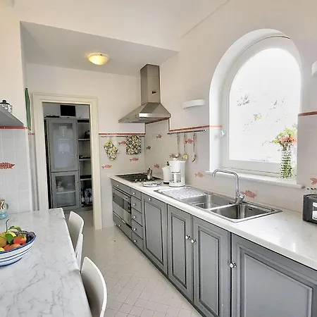 Sleeps 6 With Pool And Air Con Villa *