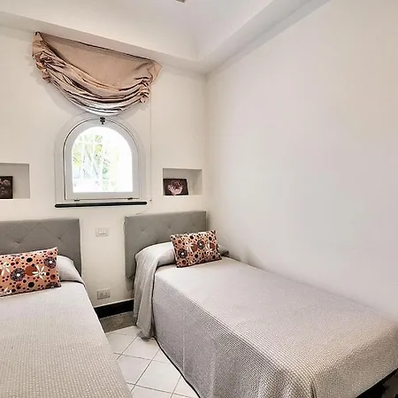 Villa Sleeps 6 With Pool And Air Con