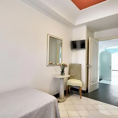 Villa Sleeps 6 With Pool And Air Con *