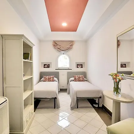 Sleeps 6 With Pool And Air Con Villa Praiano